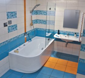 Фото угловой ванны из акрила в интерьере ванной комнаты